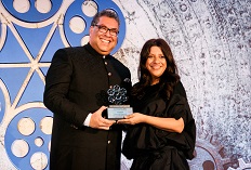 IIFTCIIFTC Awards – H.W Naheed Nenshi, Mayor of Calgary presenting to Ace Bollywood Director Zoya Akthar